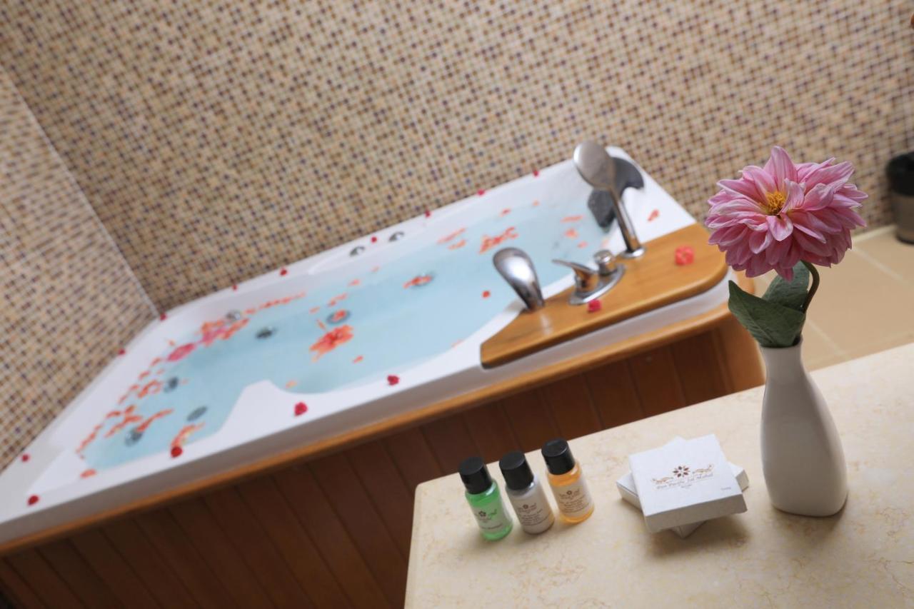 מייזור Jal Mahal Resort And Spa מראה חיצוני תמונה