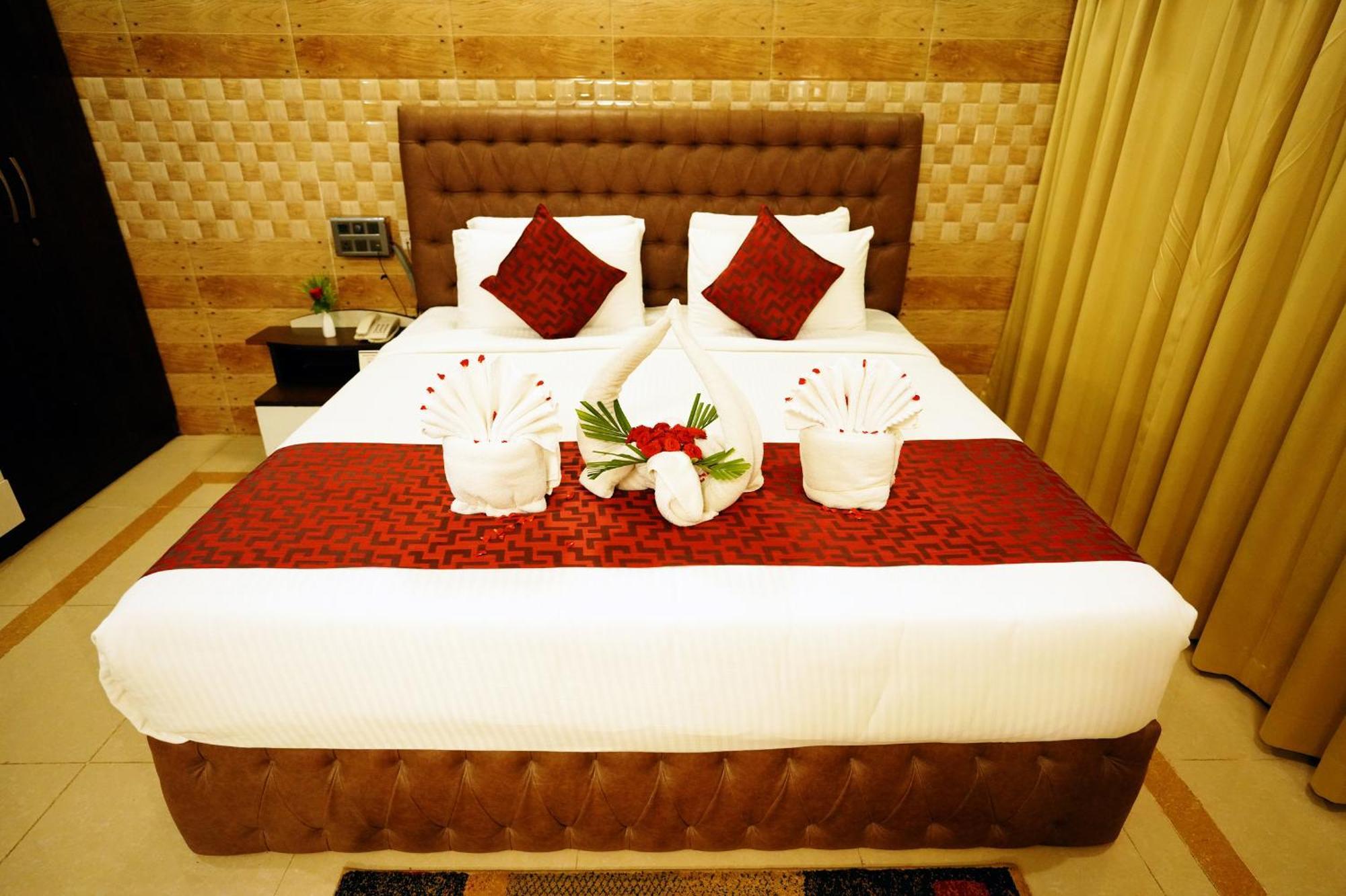מייזור Jal Mahal Resort And Spa מראה חיצוני תמונה