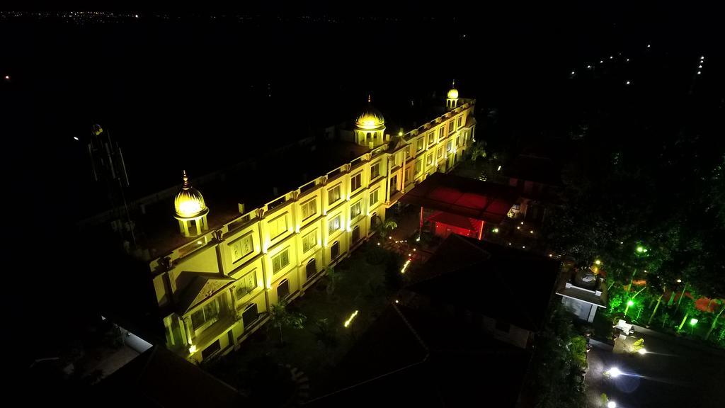 מייזור Jal Mahal Resort And Spa מראה חיצוני תמונה